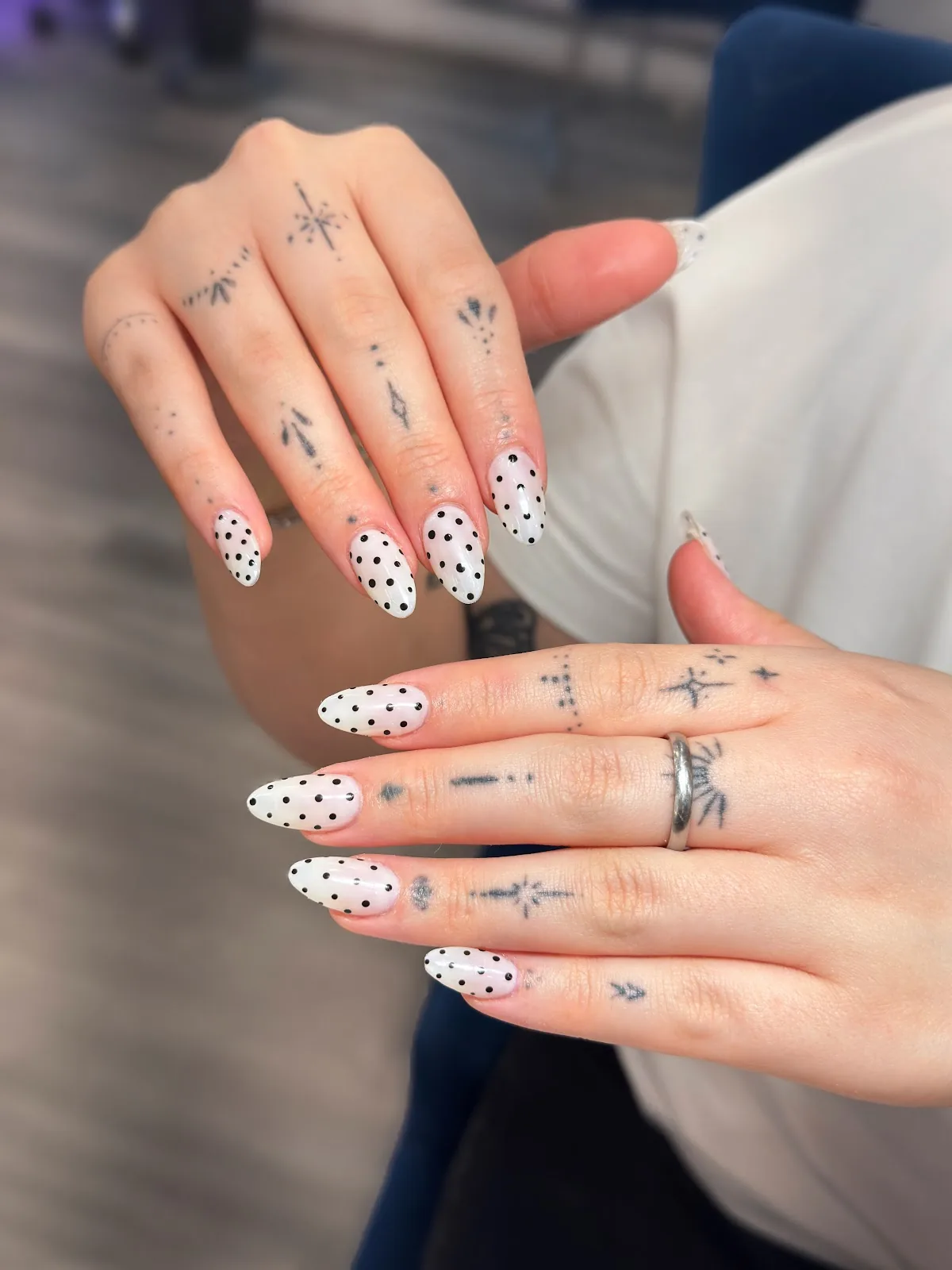 White and black polka dot nail art from Ongles Venus.
