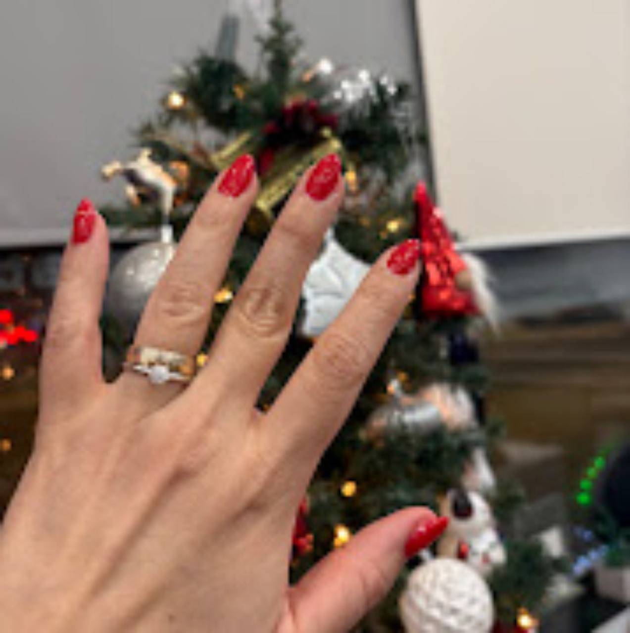 Classic red manicure at Ongles Venus.